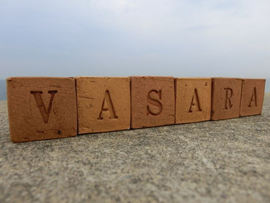 新作のベージュ色のキューブ煉瓦でvasaraの文字